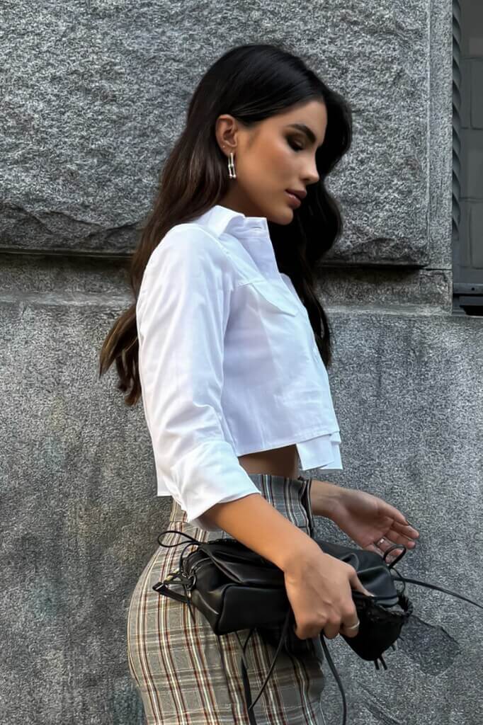 Camisa Cropped Manga Longa Colarinho Lapela Alongada Bolso Falso Tricoline Keila